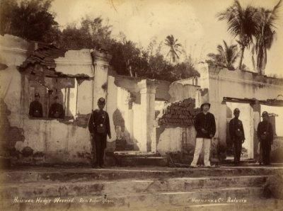 Rumah Ki Wasid di Beji yang porak poranda di hancurkan Kolonial Foto KITVL.