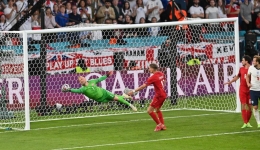 Kasper Schmeichel gemilang di bawah mistar gawang Denmark/ UEFA.com