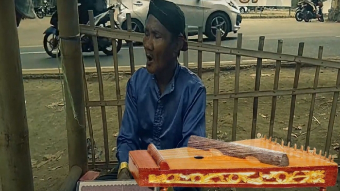 Pak Nono dengan siternya sedang menghibur para pengunjung sebuah tempat wisata (dokumen Pribadi)