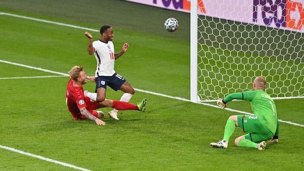 Detik-detik kapten Timnas Denmark Simon Kjaer mencetak gol ke gawang sendiri (netherlandnewslive.com).