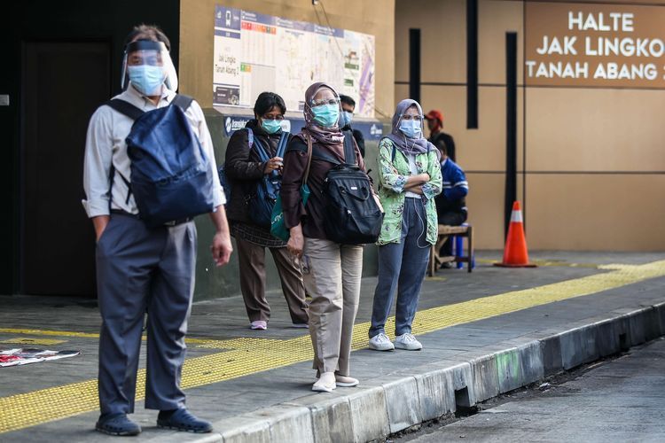 Pekerja berangkat ke kantor. Foto: Kompas.com