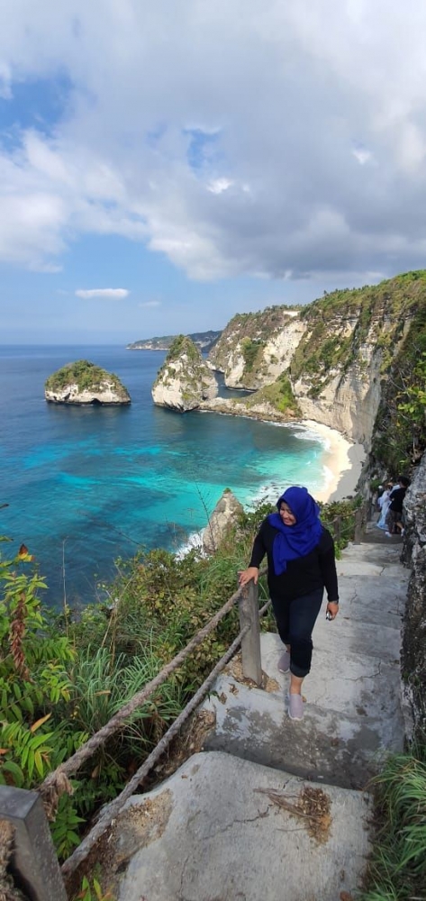 Menaiki tangga di Pantai Diamond / Diamond Beach/dokpri