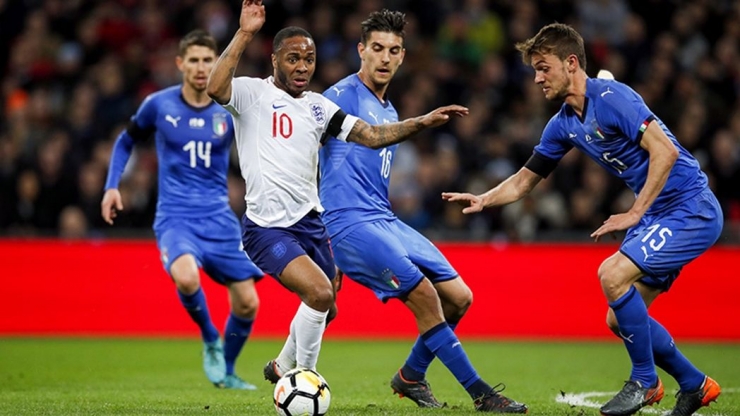 Striker Inggris, Raheem Sterling, dikerubuti pemain Italia dalam friendly match tahun 2018/thefa.com