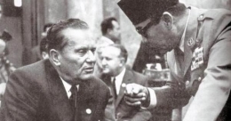 Josip Tito dan Bung Karno (Sumber: Wikipedia Commons)