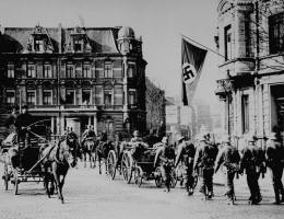 Tentara Jerman Menginvasi Warsawa, Polandia (Sumber: https://encyclopedia.ushmm.org/content/id/article/world-war-ii-key-dates)
