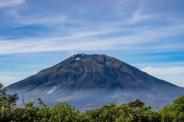 keindahan salah satu gunung yang ada di Indonesia (sumber: travel.kompas.com)