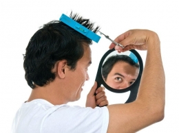 Gunting rambut sendiri (sumber: via-cadalyst.com)