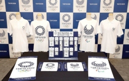 Kaos2 souvenir Olympic Tokyo 2020, di toko2 resmi di Jepang, dengan berbagai desain yang menarik. Harganya diatas 2.750 Yen sampai sekitar 5000 Yen. | www.magazine.promomarketing.com 