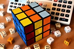 Ilustrasi Dadu dan Rubiks (sumber gambar: pixabay.com)