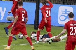 Detik-detik Raheem Sterling jatuh di kotak penalti Denmark dalam laga semifinal Inggris kontra Denmark, Euro 2020 (AP Photo).