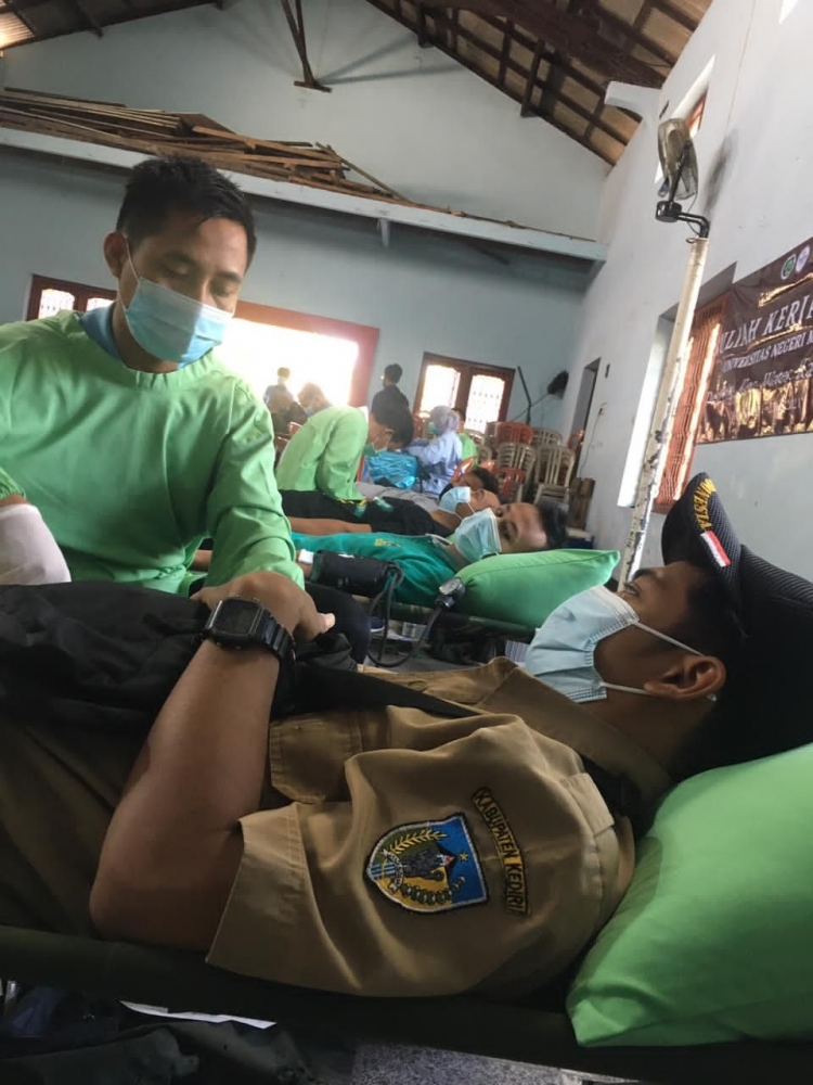 Gambar : Salah satu pegawai Desa Pagu sedang melakukan Donor Darah/dokpri