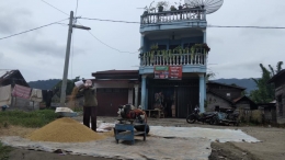 Proses pemisahan bulir padi dengan mesin blower (Dokumentasi Pribadi)