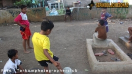 Foto : Tarkamphotographerclub. Salah seorang anak menendang bola. Sumber: sepakbolacirebon.id