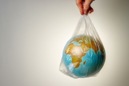 Ilustrasi bumi yang penuh sampah plastik. Sumber: Shutterstock via Kompas.com