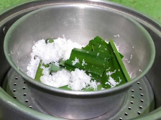 Mengukus kelapa parut | Foto: Siti Nazarotin