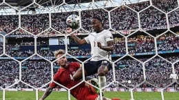 Gol bunuh diri Simon Kjaer di semifinal Euro 2020 (Tribunnews.com)