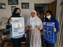 Penyerahan simbolis hand sanitizer buatan mahasiswa KKN Desa Sepanjang/Dokpri