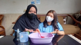 Penyerahan simbolis hand sanitizer buatan mahasiswa KKN Desa Sepanjang/Dokpri
