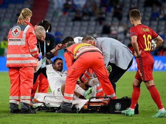 Pemain Italia Leonardo Spinazzola ditandu keluar lapangan akibat cedera dalam laga melawan Belgia (ligaolahraga.com).