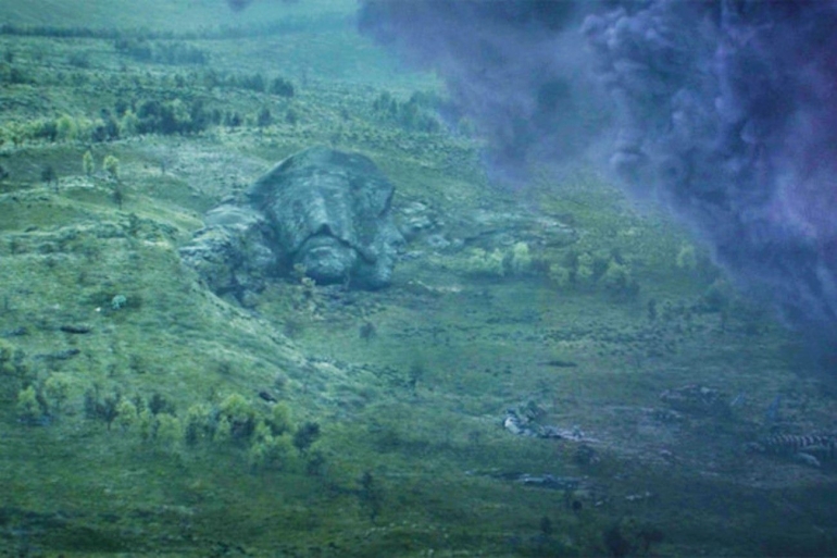 Patung batu kepala berwajah tiga yang identik dengan Living Tribunal. Sumber : Collider
