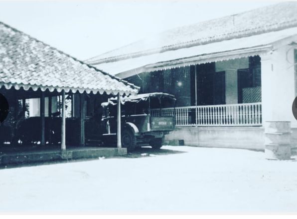 Kantor Asisten Residen Banten di Cilegon yang menjadi sasaran penyerangan Pejuang Cilegon 1888. KITVL.