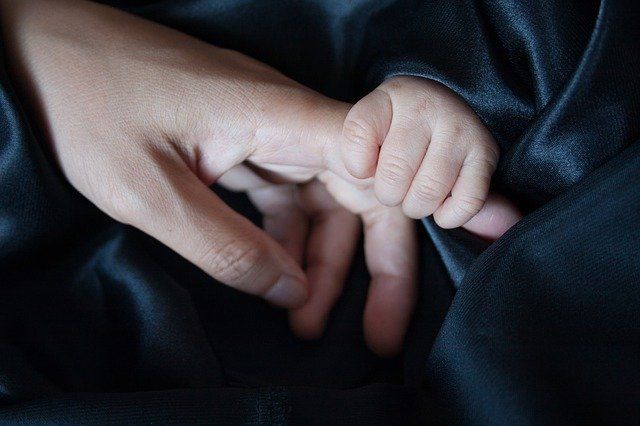 Ilustrasi sentuhan Ibu dan Anak (sumber gambar: pixabay.com)