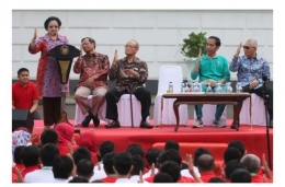 Presiden ke-5 RI Megawati Soekarnoputri saat memperkenalkan Salam Pancasila (nasional.kompas.com)
