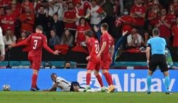 Aksi diving Sterling yang berbuah dengan kemenangan Inggris atas Denmark 2 - 1 (reuter/ bola.okezone.com)