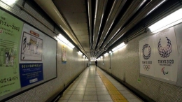 Poster Tokyo 2020 di lorong sepi Jalur Chiyoda Line (dokumentasi pribadi)