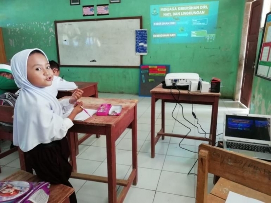 Anak kelas 1 perdana belajar menggunakan media LCD Proyektor. Dokpri [2019]