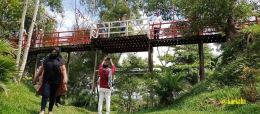 Jembatan Kayu di Antara Dua Puncak Bukit Kecil | @kaekaha