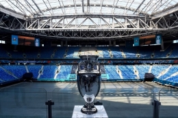 Trofi Euro 2020 saat di Gazprom Arena, salah satu tempat penyelenggaraan turnamen UEFA Euro 2020 di Saint Petersburg, pada 22 Mei 2021. Berikut ini jadwal semifinal Euro 2020.(AFP/OLGA MALTSEVA via KOMPAS.com)