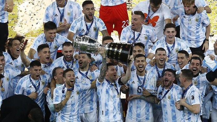 Messi Mengangkat trofi pertamanya bersama Argentina. (Foto: Getty Images/Wagner Meier)