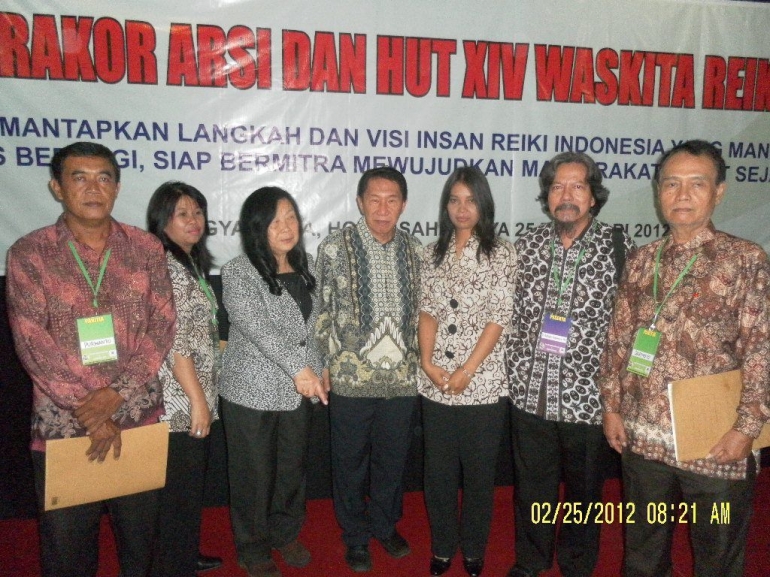 tanggal 25 Februari,2012 di Yogyakarta , Endarwati berdiri tepat disamping saya /dokumentasi pribadi