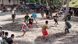 Suasana Bermain Sepak Bola Di Kampung Tola/dokpri