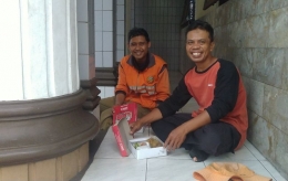 Pak Karyoto dan Pak Agus dua petugas kebersihan menikmati nasi dus dari seorang donatur masjid. | Dokpri