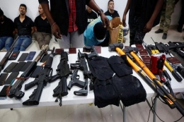 Sejumlah senjata dan peralatan digunakan penyerang dan pembunuh Presiden Haiti Jovenel Moise diperlihatkan kepada Pers di Port-au-Prince, Haiti pada 8 Juli 2021. Sumber Reuters / Estailove St-Val, via RT.Com