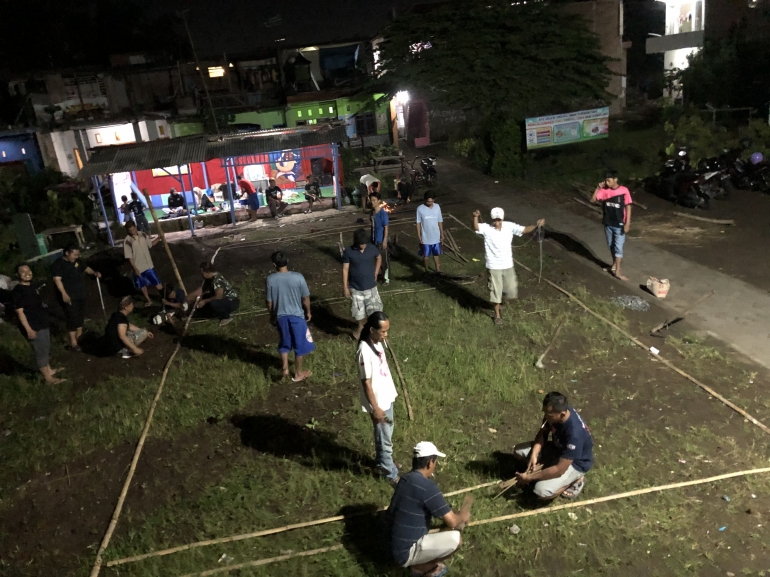Proses kerja bakti pembuatan lapangan olahraga bersama warga Kampung Sanan, Sabtu (10/07/21)