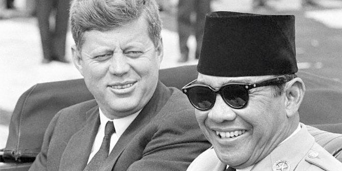Soekarno dan John F. Kennedy - Sumber : Merdeka.com