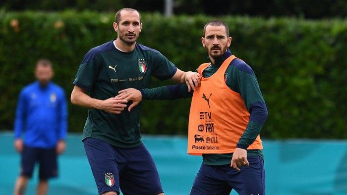 Bek andalan Italia, Leonardo Bonucci (34) dan Chiellini (36) dalam sebuah sesi latihan (detik.com/ Getty Images - Claudio Villa).
