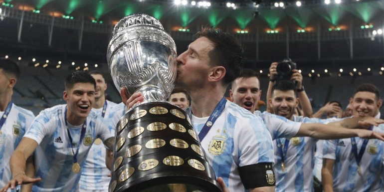 Lionel Messi mencium trofi Copa America 2021/bola.net