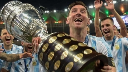 Lionel Messi, kapten timnas Argentina mengangkat trofi Copa America. Argentina juara setelah mengalahkan Brasil 1-0 (11/7/21). Sumber foto: Gettty Images via Goal.com