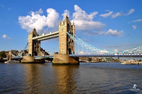 Tower Bridge, salah satu ikon kota London. Sumber: Tonny Syiariel