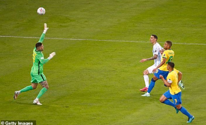 (gol Di Maria bawa Argentina unggul 1-0 / sumber foto Dailymail.co.uk)