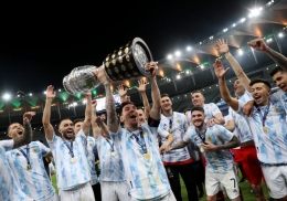 Argentina sukses angkat trofi Copa America 2021. Sumber: REUTERS/Amanda Perobelli/via Okezone.com