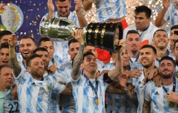 Lionel Messi saat merayakan gelar juara Copa America bersama Timnas Argentina| Sumber gambar : www.beritasatu.com