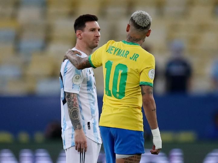Pemain Brasil Neymar dan pemain Argentina Lionel Messi dalam pertandingan final Copa America 2021. REUTERS/Ricardo Moraes. Sumber:tempo.com