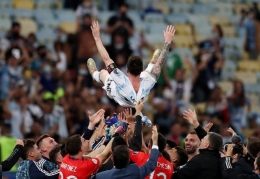 Pemain Argentina luapkan kegembiraan dengan menggotong jimat mereka Lionel Messi. Foto: Alexandre Schneider/Getty Images