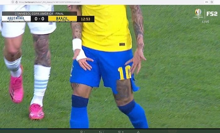 Celana Neymar robek setelah berduel dengan pemain Argentina pada final Copa America 2021.| Sumber: twitter.com/doctort_rm via bolasport.com