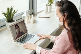 ilustrasi video call | photo by Edward Jenner from pexels